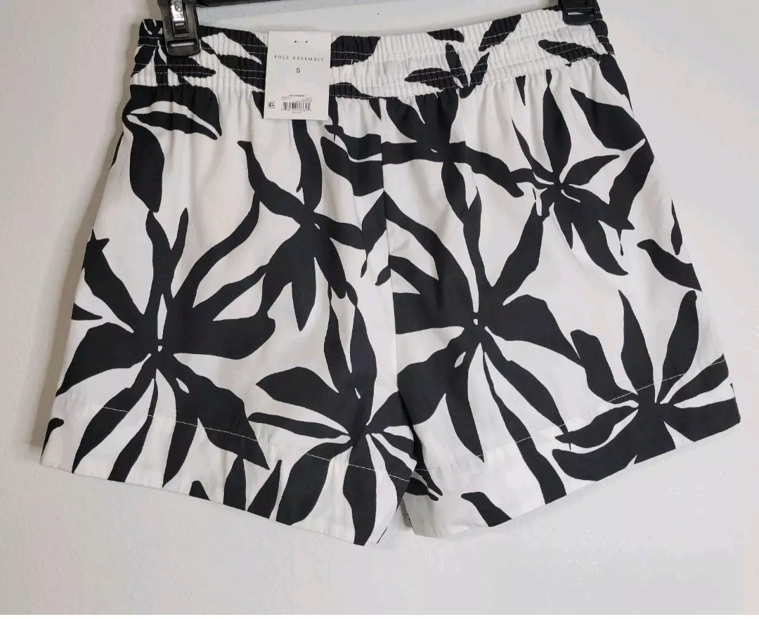 Free Assembly Talla Chica Shorts Blanco Y Negro Floral